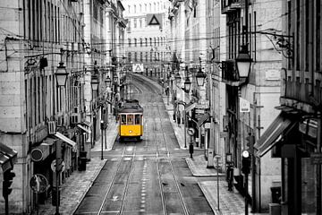 Gele tram Lissabon van Rob van Esch