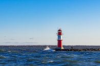 Golven en piertoren aan de kust van de Oostzee in Warnemünde van Rico Ködder thumbnail