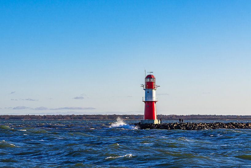 Golven en piertoren aan de kust van de Oostzee in Warnemünde van Rico Ködder