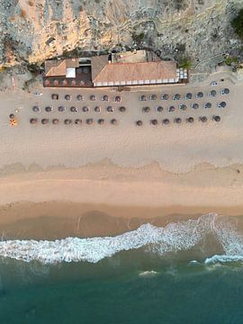 Restaurant & Sonnenschirme am Praia do Burgau an der portugiesischen Algarve von David Gorlitz