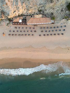 Restaurant & Parasols op Praia do Burgau in de Portugese Algarve van David Gorlitz