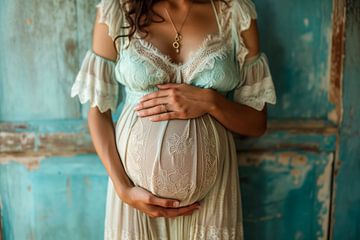 Junge Frau hält ihren schwangeren Bauch an einer Blauen Wand von Animaflora PicsStock