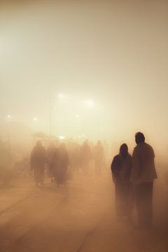 Mensen die in de mist lopen tijdens de Kumbh Mela in India van Edgar Bonnet-behar