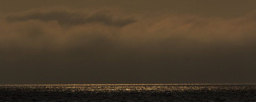Donkere wolkenluchten boven de Waddenzee van Meindert van Dijk
