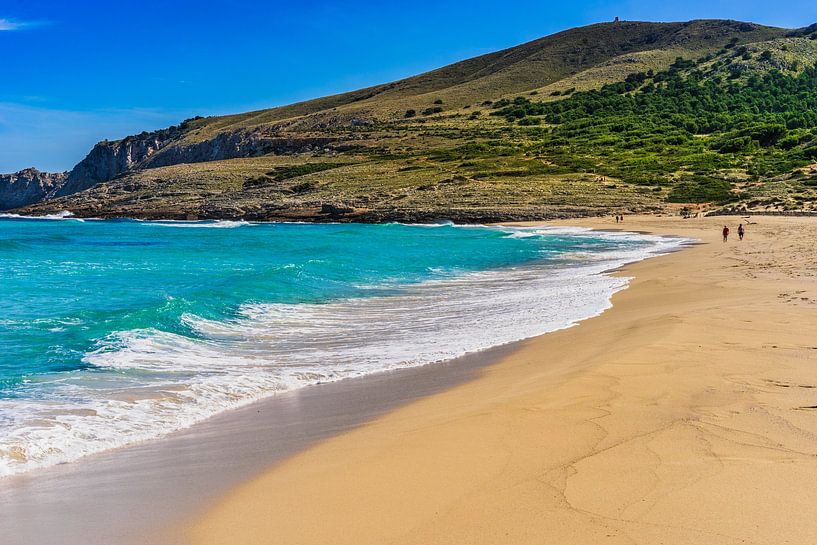 Uitzicht op het strand van Cala Mesquida, eiland Mallora, Spanje van Alex Winter