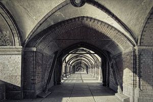 Onder de Bogen van de Oberbaumbrücke in Berlijn