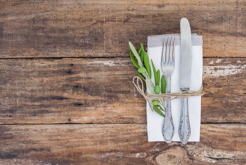 Mediterran gedeckter Tisch mit Besteck, Serviette von Alex Winter