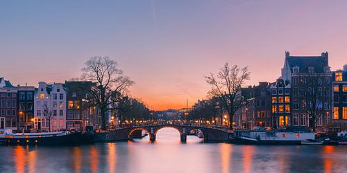 Zonsondergang over de Amstel rivier in Amsterdam