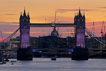 Tower Bridge vlak na zonsondergang te Londen