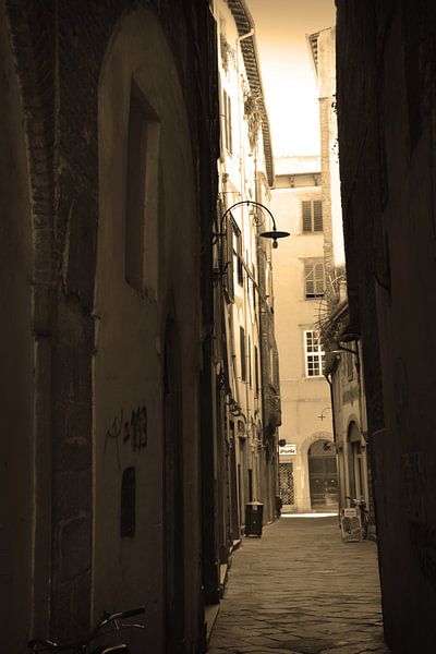 Toscane Italië Lucca Binnenstad Sepia van Hendrik-Jan Kornelis
