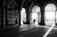 Onderweg in Amsterdam, Nederland (fietser onder het architectonisch prachtige Rijksmuseum) van Birgitte Bergman thumbnail