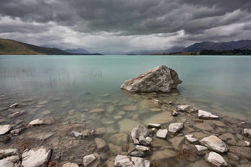 Lake Tekapo, Neuseeland - 8. Januar 2020 : Ein stark bewölkter Nachmittag am Lake Tekapo von Anges van der Logt