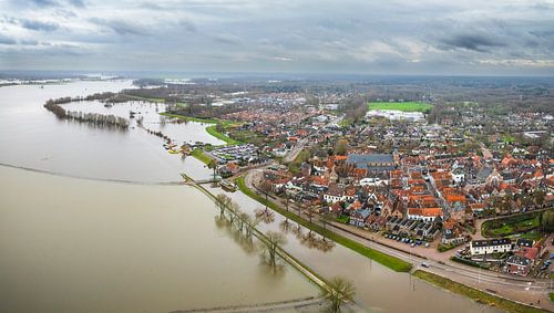 IJssel met overlopende uiterwaarden bij Hattem