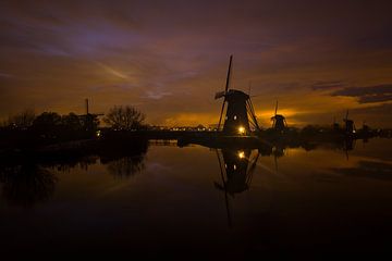 Moulins à vent à Kinderdijk juste après le coucher du soleil sur Jeroen Stel