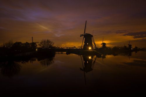 Windmolens in Kinderdijk net na zonsondergang