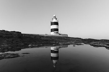 Spiegelung am felsigen Ufer, Hook Head Leuchtturm