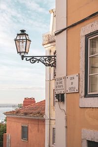 Morgensonne auf einer alten Laterne im Alfama-Viertel von Lissabon.