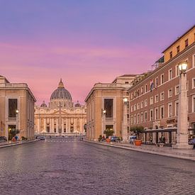 Der Petersdom von der Via della Conciliazione aus gesehen von Elroy Spelbos Fotografie
