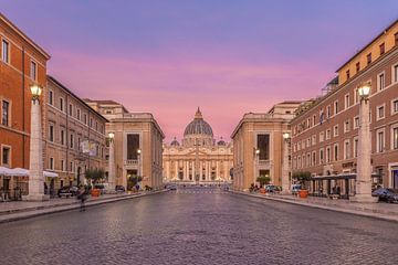 Der Petersdom von der Via della Conciliazione aus gesehen von Elroy Spelbos Fotografie
