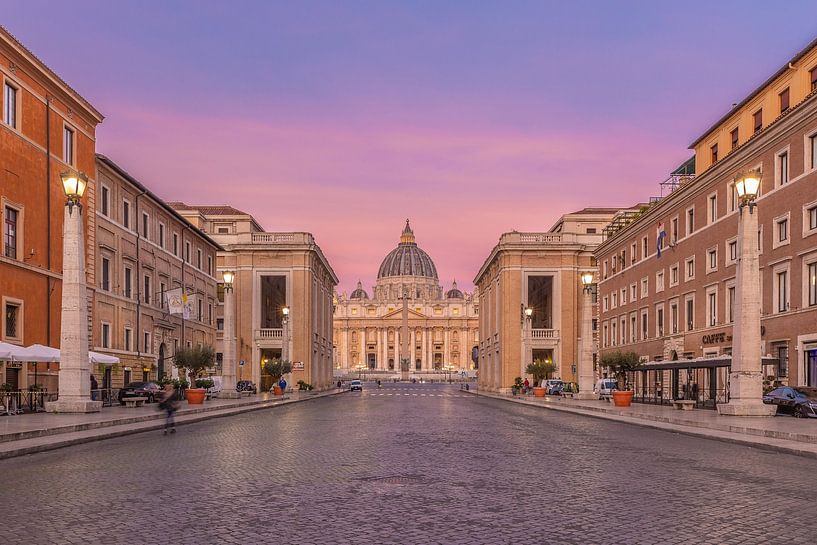 St-Pietersbasiliek gezien vanuit de via della Conciliazione van Elroy Spelbos Fotografie