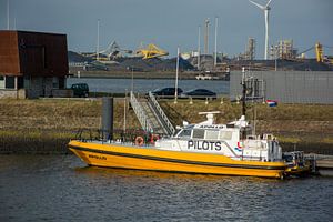 Loodstender Apollo afgemeerd in de haven IJmuiden van scheepskijkerhavenfotografie