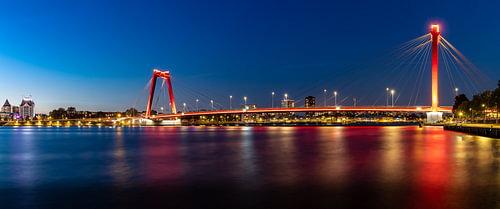 Willemsbrug in Rotterdam in de avond