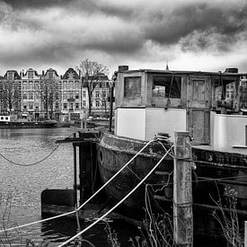 Woonboten in de Amstel in Amsterdam. van Don Fonzarelli