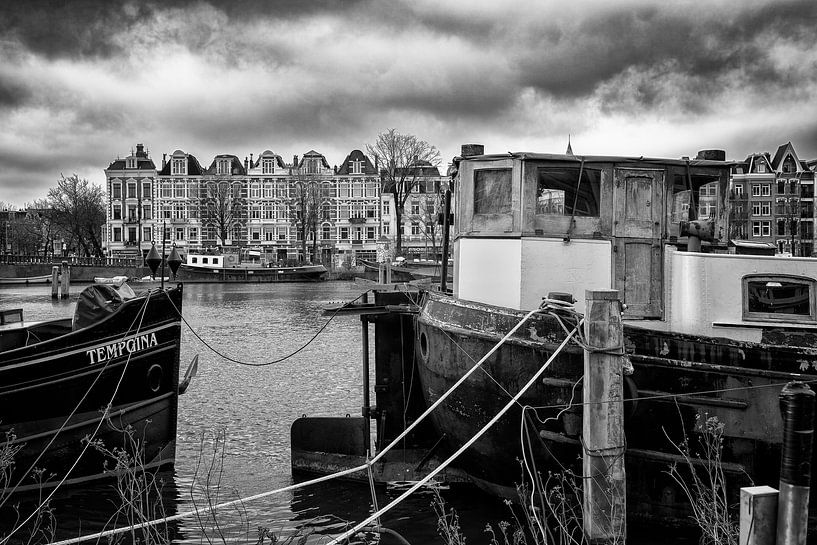 Hausboote auf dem Fluss Amstel in Amsterdam. von Don Fonzarelli