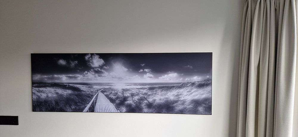 Houten pad naar het strand op Sylt in zwart-wit., van Manfred Voss, Zwart-Wit Fotografie