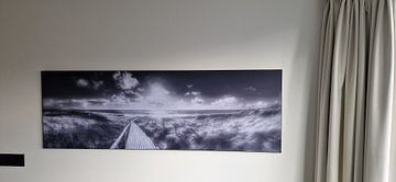 Klantfoto: Houten pad naar het strand op Sylt in zwart-wit. van Manfred Voss, Schwarz-weiss Fotografie