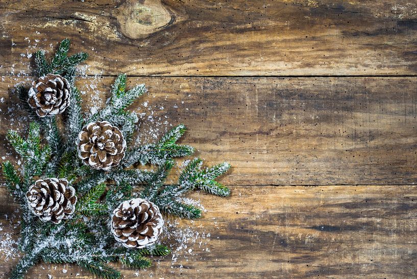 Traditionelle Weihnachtsdekoration mit natürlichen Tannenzapfen von Alex Winter