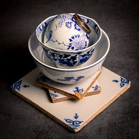 Nature morte, Fragile Balance. Carreaux bleus de Delft et petits bols chinois sur Oda Slofstra
