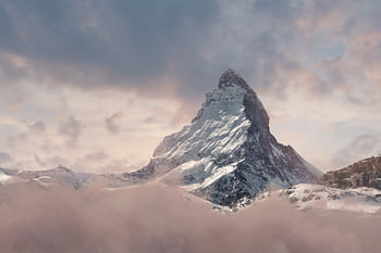 La montagne Matterhorn au-dessus des nuages et dans la belle lumière du soir