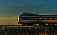 Trein met zonsondergang in dezelfde kleuren