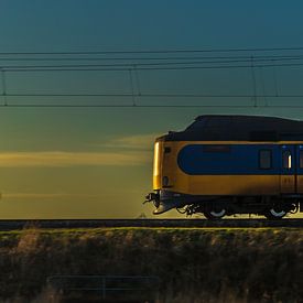 Zug mit Sonnenuntergang in denselben Farben von Maarten Salverda