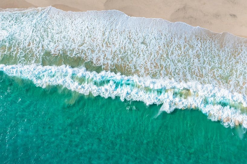 Luftaufnahme einer Welle am Strand von Raphotography