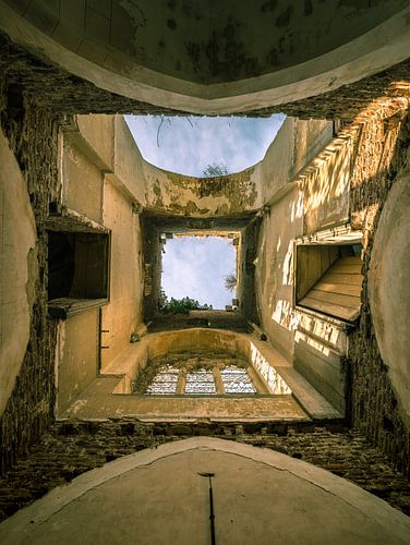 Verlaten kerk met ingestort dak, Belgie