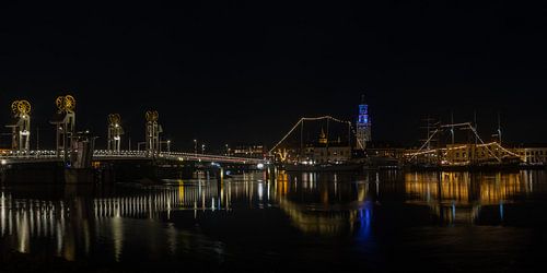 Het stadsfront van Kampen in het donker