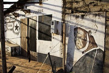 Muurschildering van een marabout in Abene (Senegal) van Lois Diallo