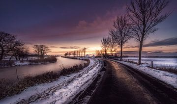 zonsopkomst in winters landschap van Mario Calma