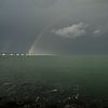 Regenboog boven de Zeelandbrug vanaf Noord-Beveland van Jan Jongejan
