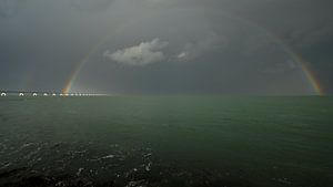 Regenbogen über der Zeelandbrücke von Noord-Beveland aus