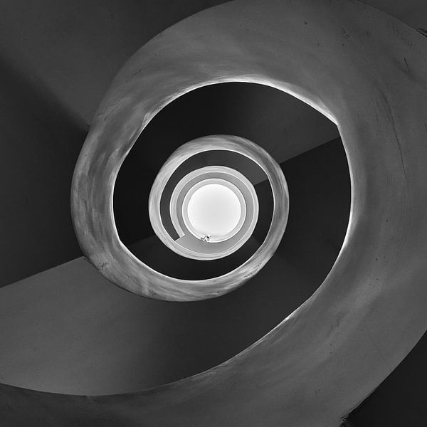 Treppenhaus Spirale schwarz/weiß von Frank Kremer