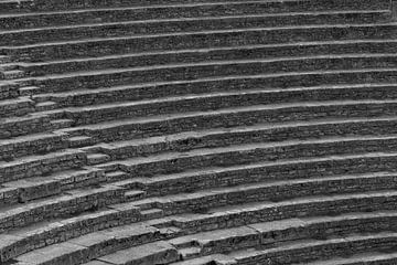 Gros plan d'escaliers dans un amphithéâtre en noir et blanc.