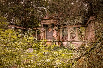 Abandoned cemetery by Gentleman of Decay