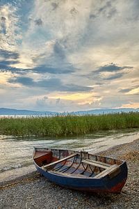 Bateau de pêche sur la plage du lac d'Ohrid