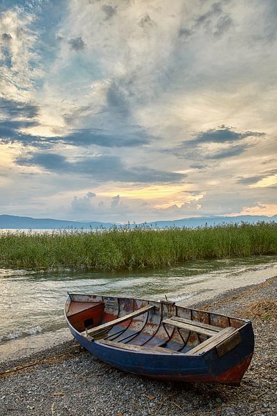 Vissersboot op de strand van het meer van Ohrid van Cor de Hamer