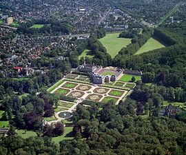 1990: Historic aerial view of the Loo palace and gardens by Frans Rombout