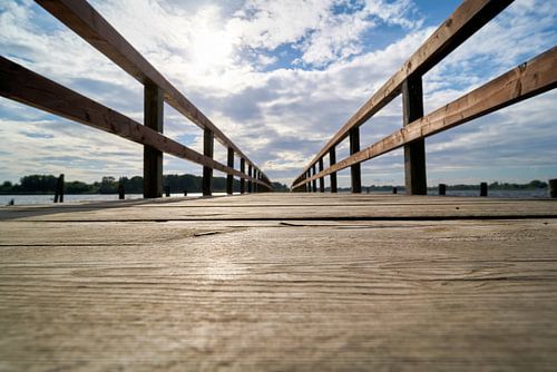 Aanlegsteiger voor boten aan de rivier de Havel in het dorp Töplitz