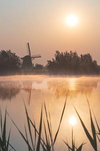 Gouden zonsopkomst boven molen in de Betuwe